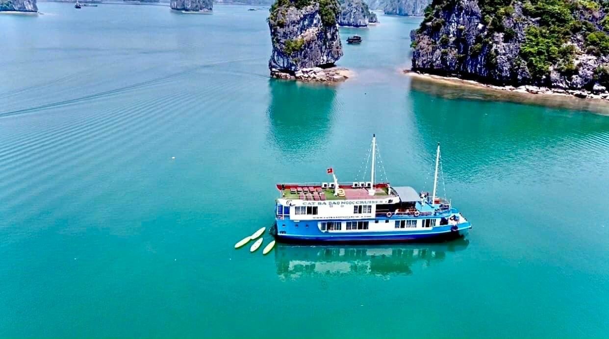 Guests enjoying a freshly prepared meal with local ingredients at the lodge's restaurant.