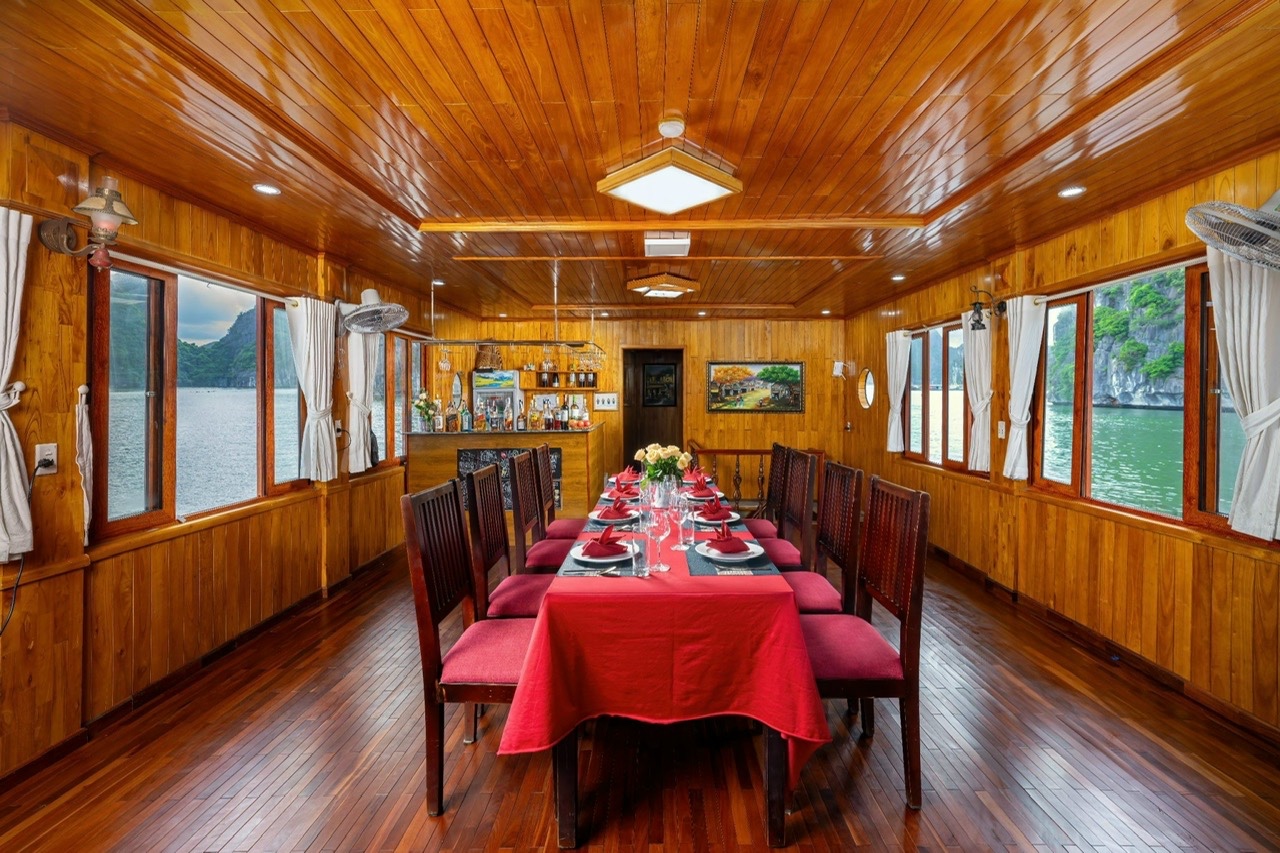 Overnight cruise on Lan Ha Bay