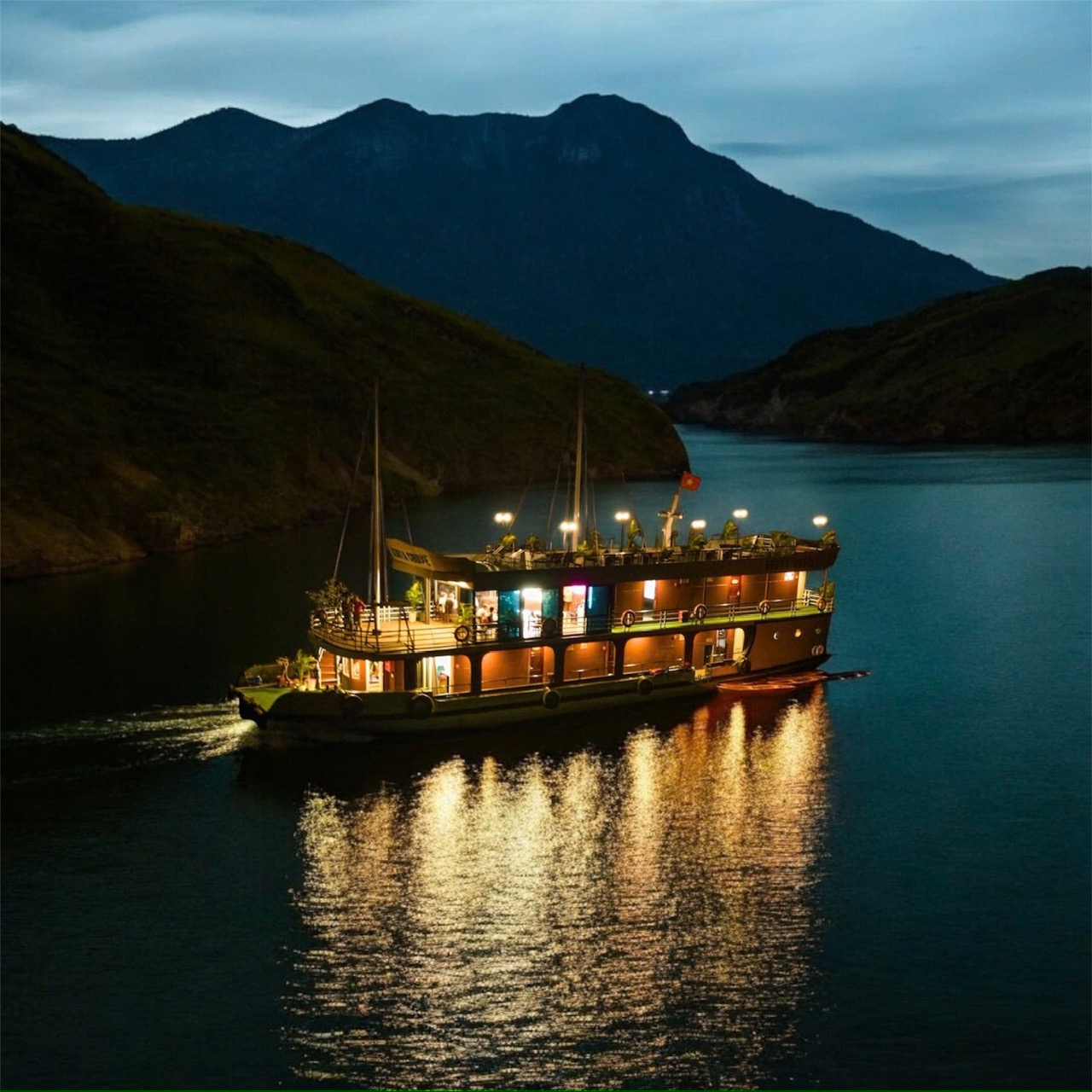 Overnight cruise on Lan Ha Bay